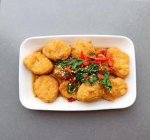 hete en pittige basilicumnuggets op een witte plaat, fusion Thais eten foto