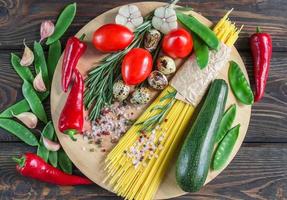 ingrediënten voor het koken van pasta met groenten foto