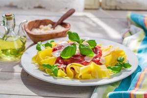 huisgemaakte pappardelle pasta met tomaat, basilicum en parmezaan foto