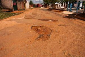 planaltina goias, brazilië, 16 april 2022 de slecht onderhouden straten van planaltina goias met gigantische gaten die een veelvoorkomend probleem zijn in heel brazilië foto