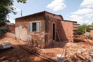 planaltina goias, brazilië, 16 april 2022 de slechte en ruwe bouwconstructie in de stad planaltina, en in heel brazilië. foto