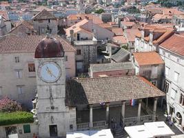 uitzicht op de stad trogir foto