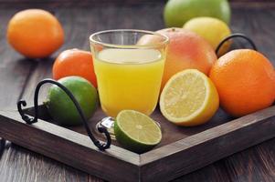citroensap en fruit foto