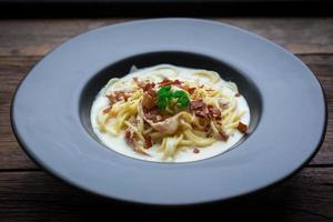 spaghetti carbonara met een witte saus foto