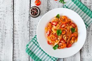fettuccine pasta met garnalen, tomaten en kruiden foto