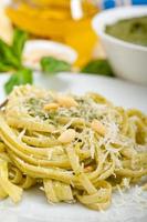 Italiaanse traditionele basilicum pesto pasta ingrediënten foto