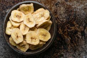 gedroogde bananenchips in een kom foto