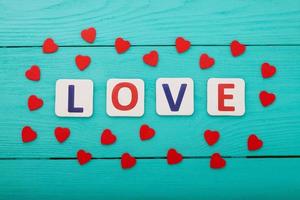 woord liefde op blauwe houten achtergrond. bovenaanzicht foto