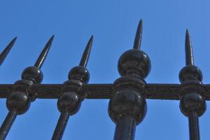 een ijzeren metalen hek boven de blauwe lucht foto