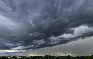 storm wolken. dramatische lucht boven de stad. onweer weer. regen stroomt uit stapelwolken. foto