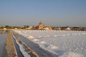 zoute zoutvlakten in marsala foto