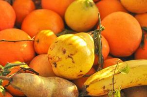 veel verschillende soorten fruit, waaronder peer-sinaasappelbanaan foto