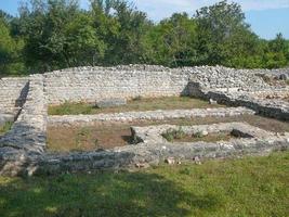 oude archeologische ruïnes van omisalj op het eiland krk croa foto