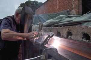 afgeschermde metalen booglassen sma aka stoklassen met elektrode foto