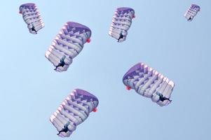 veel parachutes over een blauwe hemelachtergrond foto