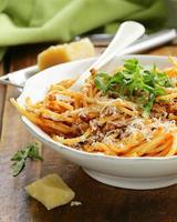 traditionele pasta met tomatensaus spaghetti bolognese met parmezaan