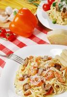 pasta met garnalen en mashrooms op de houten tafel