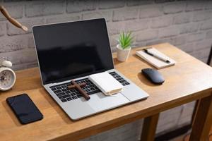 studie bijbel online concept. houten kruis en laptop op houten tafel. foto