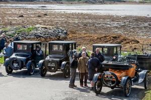 mallaig, schotland, uk, 2011. vintage ford t-eigenaren worden geïnterviewd voor tv foto