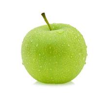 groene appel met waterdruppels geïsoleerd op witte achtergrond foto