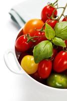 geassorteerde tomaten en groenten in vergiet foto