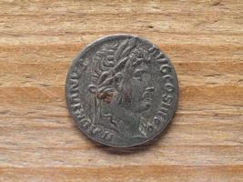 oude Romeinse denarius munt voorzijde met keizer Hadrianus circ foto