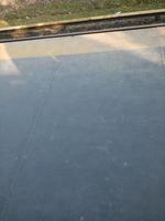 achtergrond van een betonnen straatstoep met verschillende elementen bij daglicht