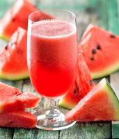 watermeloen drankje in glazen met plakjes watermeloen foto