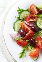 salade in mediterrane stijl met andijvie en kalamata-olijven foto