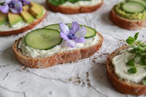 groene zuurdesem sandwiches met paarse eetbare bloemen foto