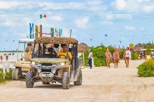 holbox mexico 22. december 2021 golfkar buggy auto's karren foto