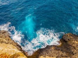 baai rotsen turkoois water van cala figuera santanyi mallorca spanje. foto