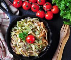 vegetarische pasta met spinazie, wortelen, bieten, kaas