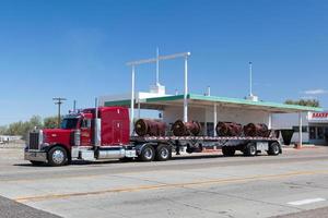 baker, californië, vs, 2011. enorme vrachtwagen bij een benzinestation foto
