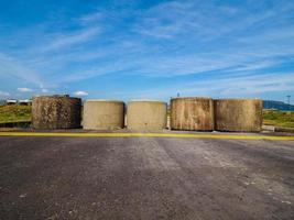 hdr betonnen cilinders die toegang tot bouwplaats blokkeren foto