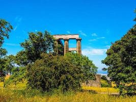 hdr nationaal monument op calton hill in edinburgh foto