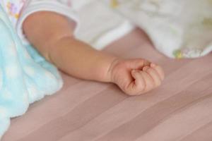 pasgeboren baby jongen hand foto