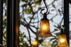 vintage verlichtingslampen versieren in café, klassiek lampglas foto