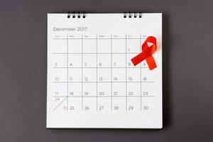 wereld aids dag concept, rood lint de datum 1 december foto