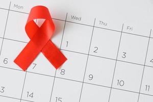 wereld aids dag concept, rood lint de datum 1 december foto