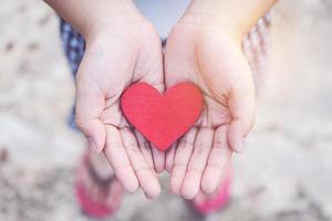 kleine kinderen handen met hart foto