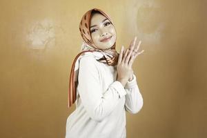 vrolijke jonge mooie Aziatische moslimvrouw die lacht. foto