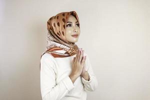 portret jonge mooie moslimvrouw die een hijab draagt. eid mubarak groet foto