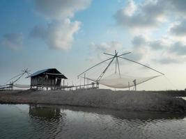 een klein vissershuisje in de buurt van het meer. foto