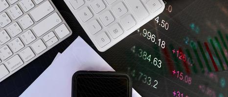 financieel concept witte rekenmachine computertoetsenbord en financiële cijfers foto