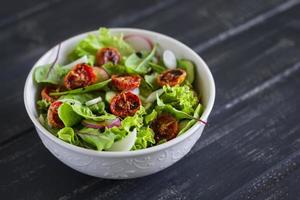 salade met verse groenten, tuinkruiden en zongedroogde tomaten