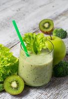 groene smoothie met kiwi, appel, salade en broccoli, gezonde dri