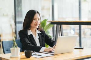 foto van jonge vrolijke positieve goed humeur glimlachende gelukkige zakenvrouw werken in computer op kantoor werkstation