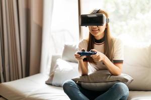 vrouw met een bril van virtual reality. toekomstig technologieconcept. foto