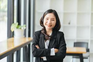 lachende mooie aziatische vrouw telemarketing klantenservice agent werken in callcenter. foto